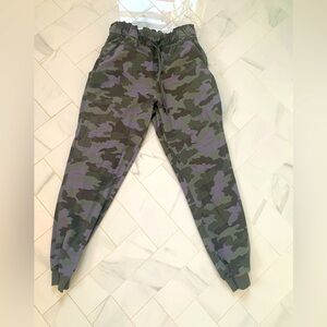 Perfect condition LULULEMON camo pants size 4
